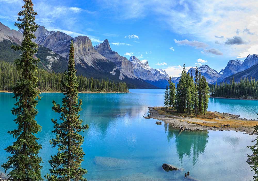 Beautiful lake surrounded by mountains and trees